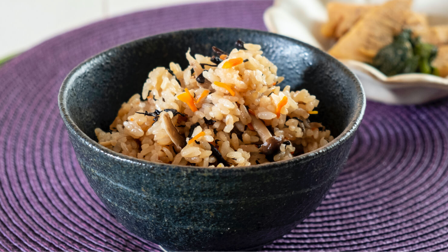 ひじき・人参・しめじ・舞茸を加え、炊飯器にセットし普通炊飯（浸水した場合は普通コースで問題なし）完成です。
