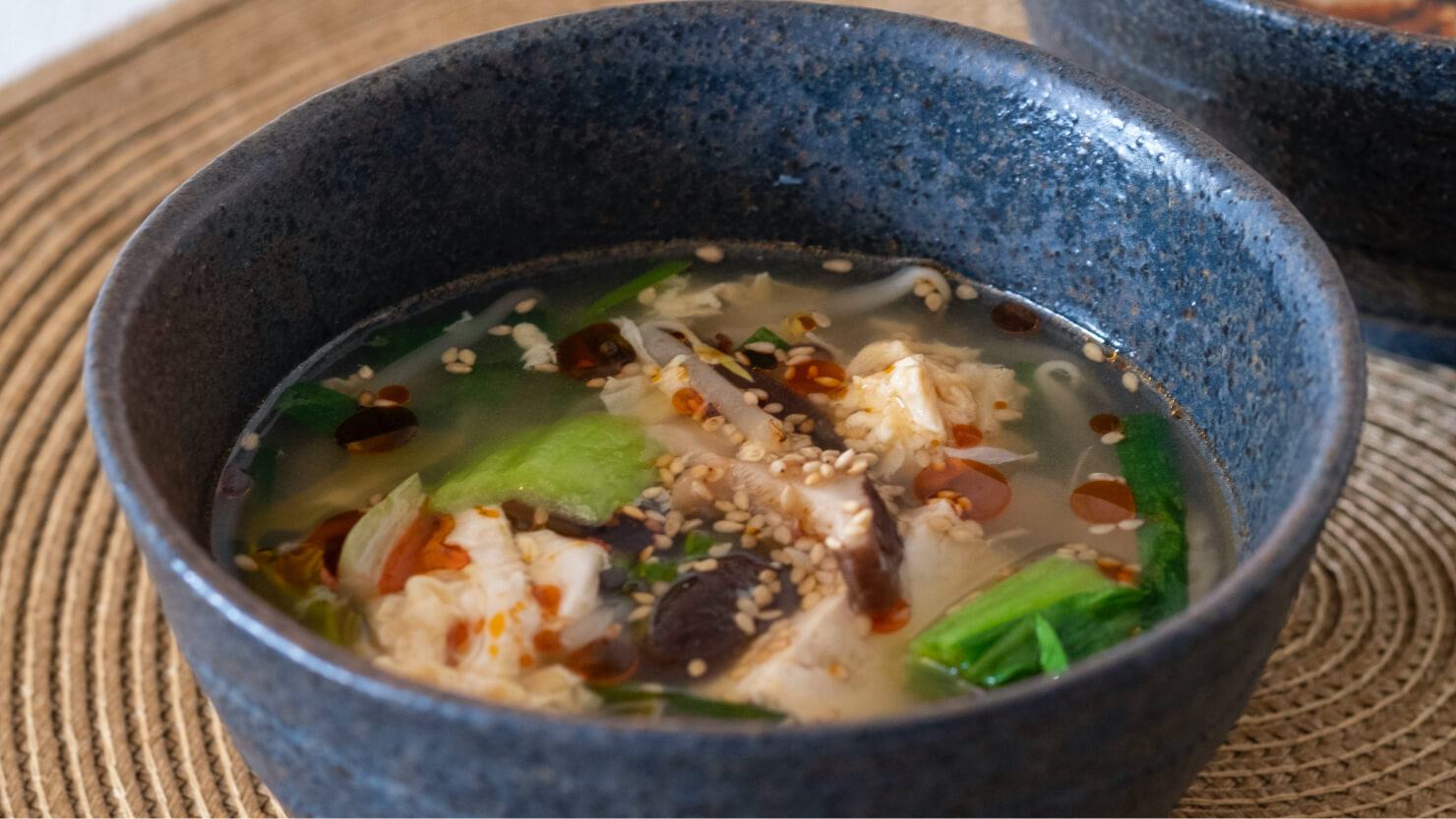卵がフワッとしたら、鮓酢・醤油・ラー油・炒り胡麻をいれ塩で味を整えて完成です。